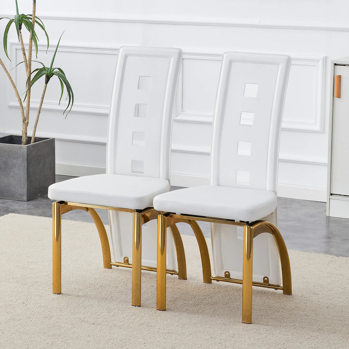 [Lot de 2] Chaises de salle à manger au design européen avec dossier ajouré, cuir synthétique (PU) blanc mat et pieds en métal doré brillant, hauteur 102,5 cm, pour salle à manger ou salon moderne