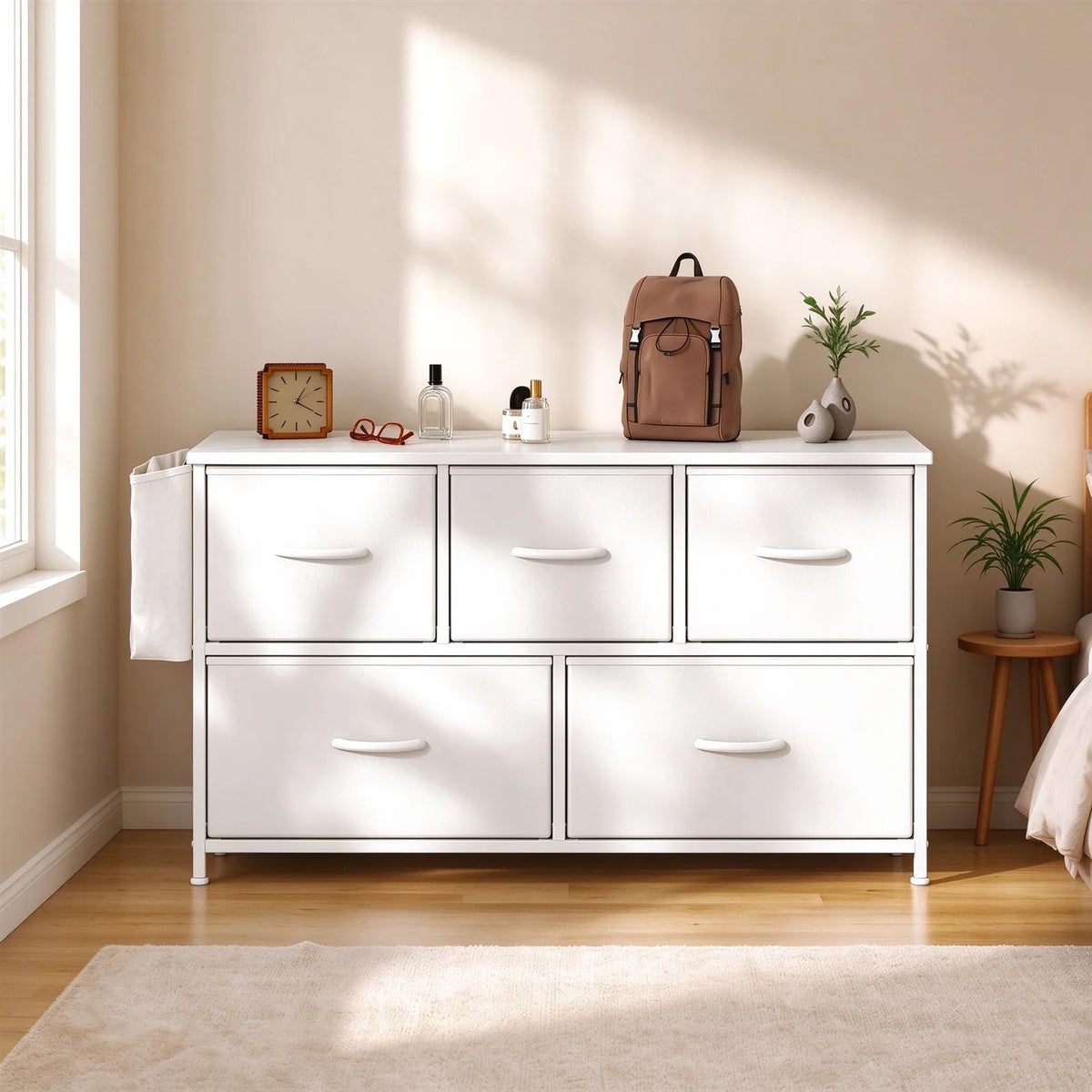 Commode blanche avec 5 tiroirs en tissu - Meuble de rangement avec poche latérale, cadre en acier et plateau en MDF, table de chevet pour chambre et salon