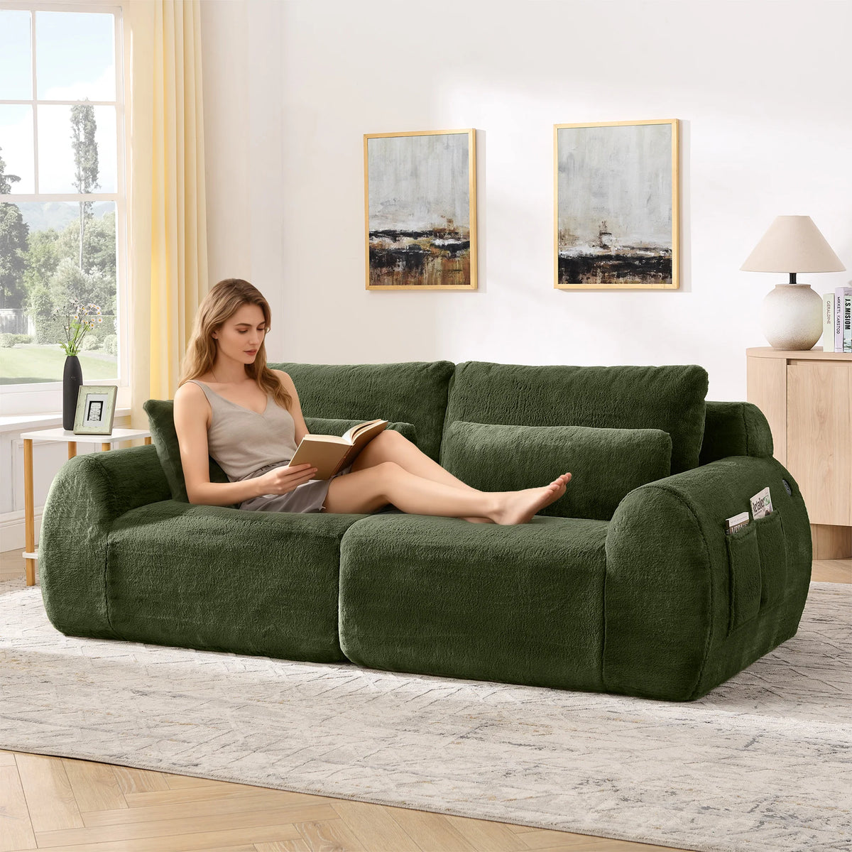 Canapé 2 places en tissu effet fourrure de lapin, vert, avec dossier haut, assise rembourrée à ressorts et poche latérale pour magazines. Son design compact est idéal pour un petit salon, un appartement, un bureau ou une chambre.