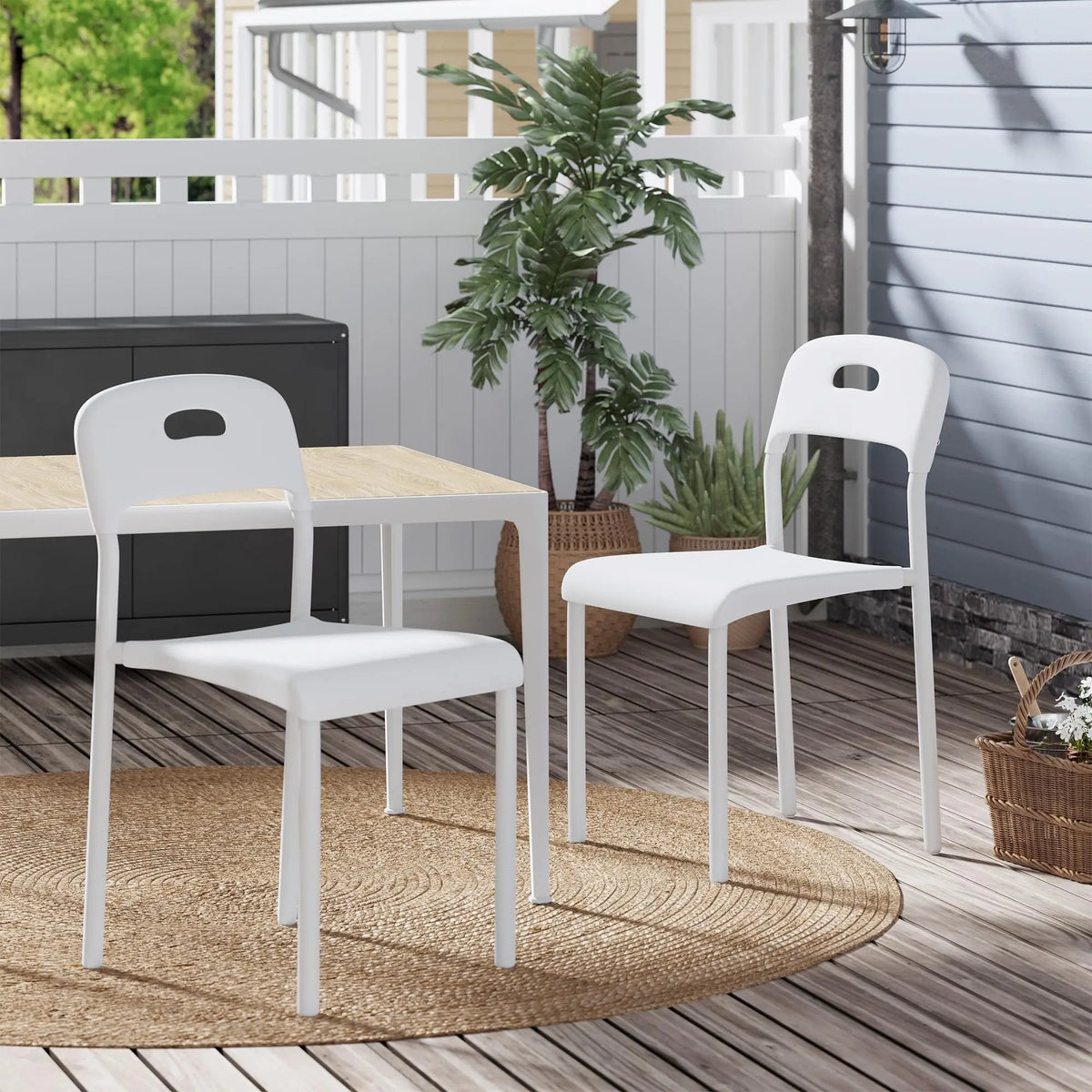 Lot de 1 ou 2 chaises de salle à manger empilables modernes – Assise en plastique avec pieds en métal solides – Assemblage facile – Résistantes à l'eau et aux taches – Utilisation intérieure et extérieure – Blanc/Noir