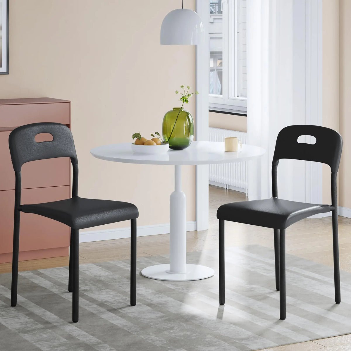 Lot de 1 ou 2 chaises de salle à manger empilables modernes – Assise en plastique avec pieds en métal solides – Assemblage facile – Résistantes à l'eau et aux taches – Utilisation intérieure et extérieure – Blanc/Noir