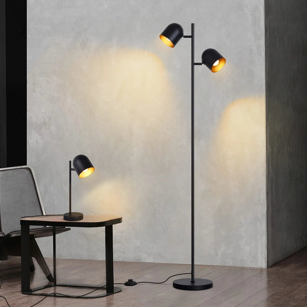 Lampadaire à 2 têtes noir avec intérieur en feuille d'or